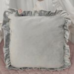 VELVETOWA PODUSZKA DEKORACYJNA / SZARA