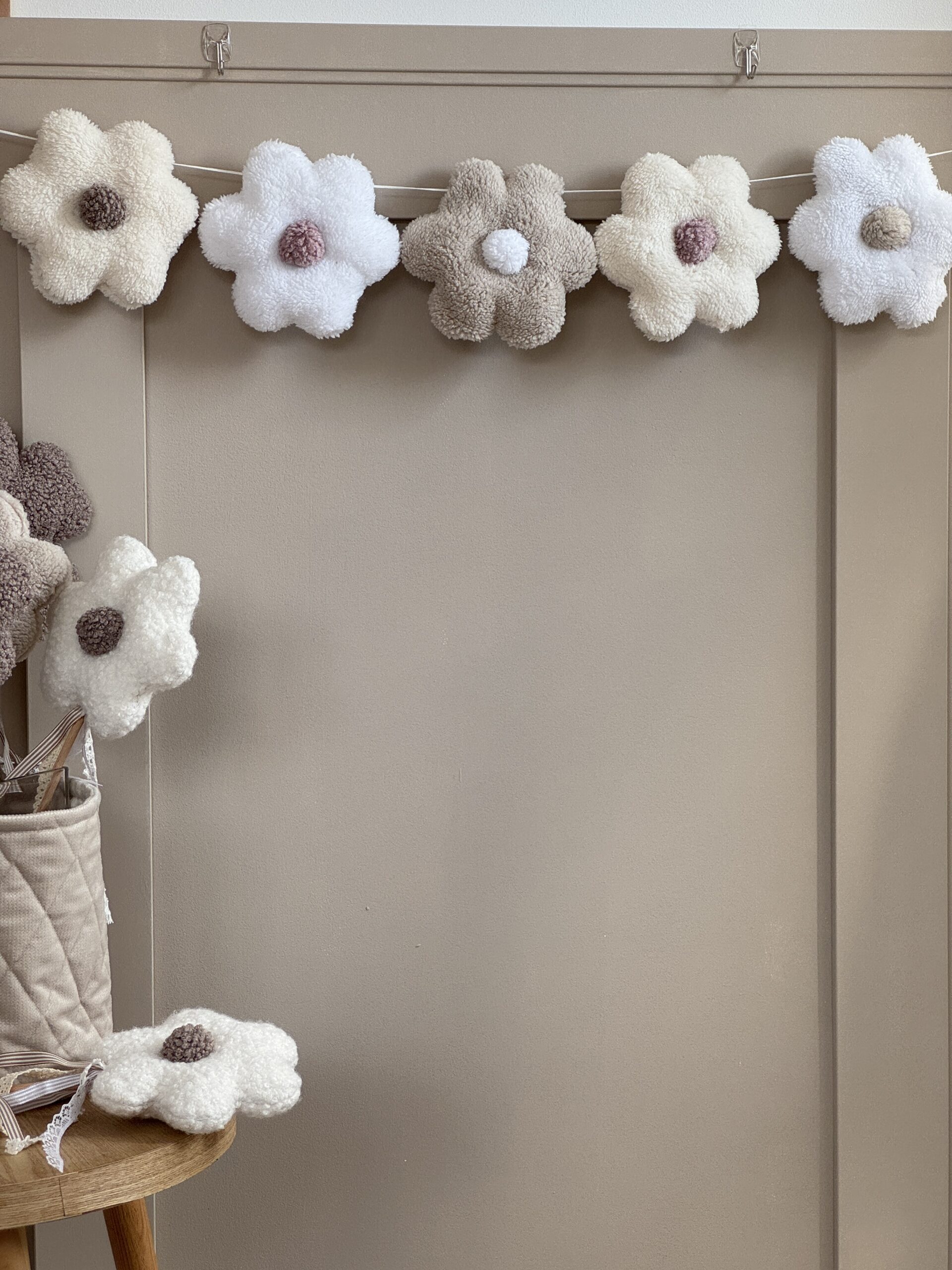 GIRLANDA KWIATKI / BIAŁY / BEŻOWY/ ŚMIETANKOWY