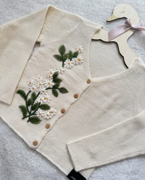 SWETEREK WYSZYWANY W KWIATY - 98cm