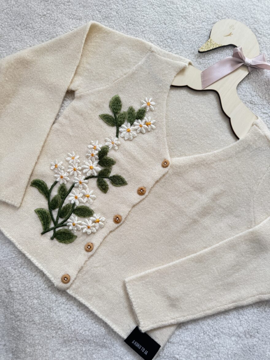 SWETEREK WYSZYWANY W KWIATY - 98cm