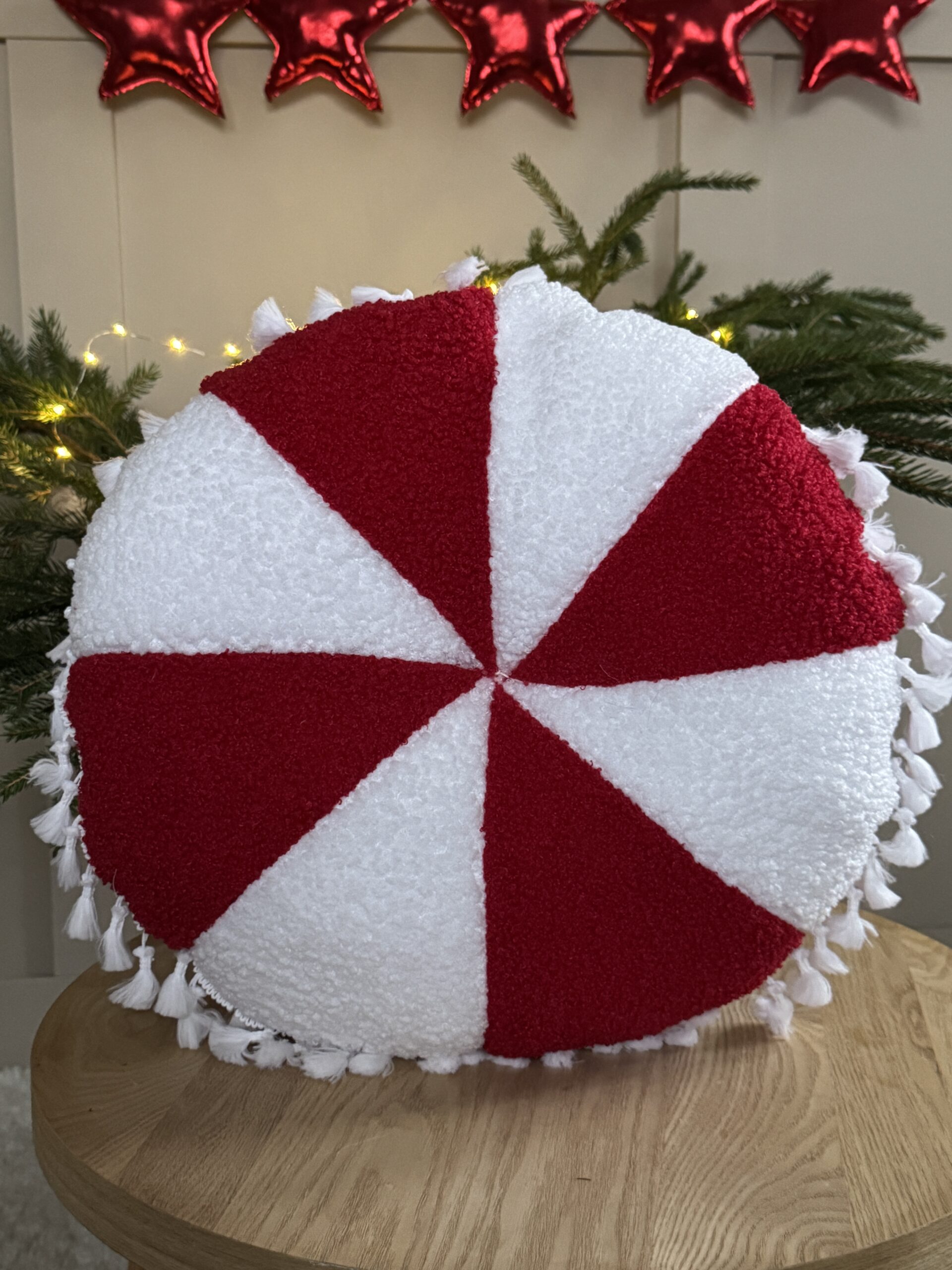 PODUSZKA OKRĄGŁA TRÓJKĄTY / BIAŁO- CZERWONA