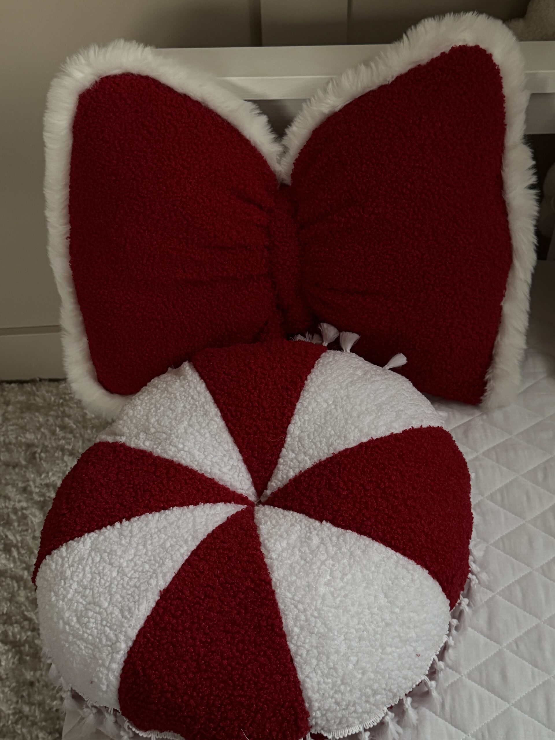 PODUSZKA OKRĄGŁA TRÓJKĄTY / BIAŁO- CZERWONA